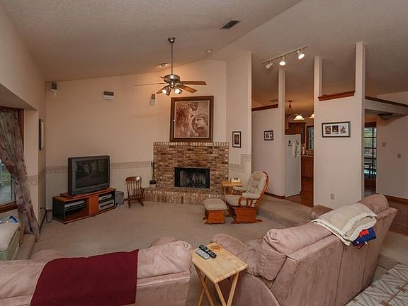 4th image of 940 Glenview Cir