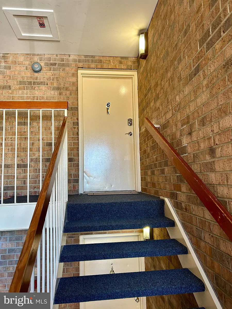 Building Photo - 18624 Walkers Choice Rd #6