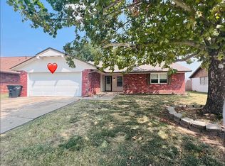 808 N Platt Cir, Moore, OK 73170