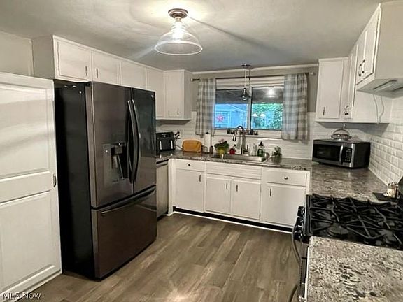 3rd image of 33555 Cherry St