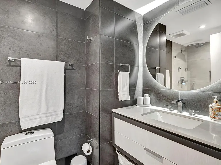 2301 Collins Ave #634 — Photo 7