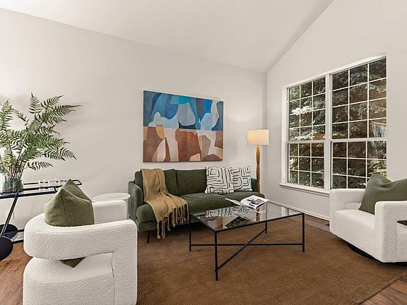 3rd image of 434 Pinewood Cir