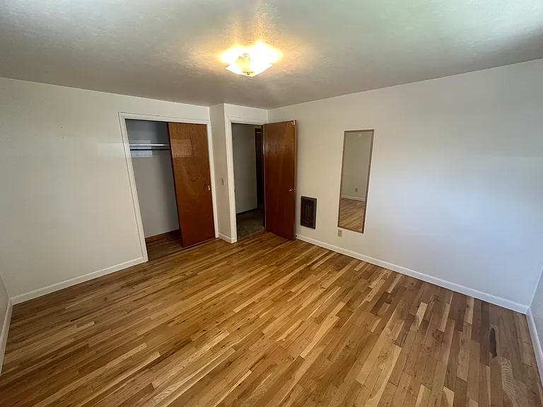 33 W Evergreen Dr — Photo 24