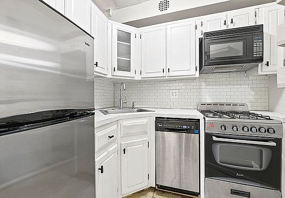 5th image of 112 W 73rd St APT 12W