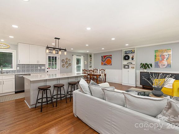 3rd image of 8126 Cliffside Dr