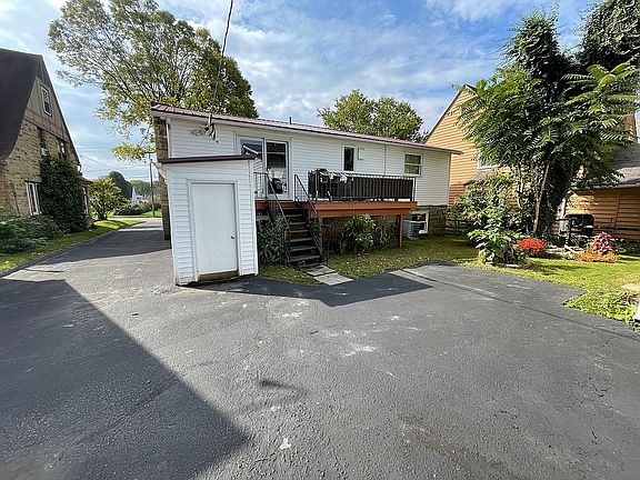 3rd image of 526 Granville St