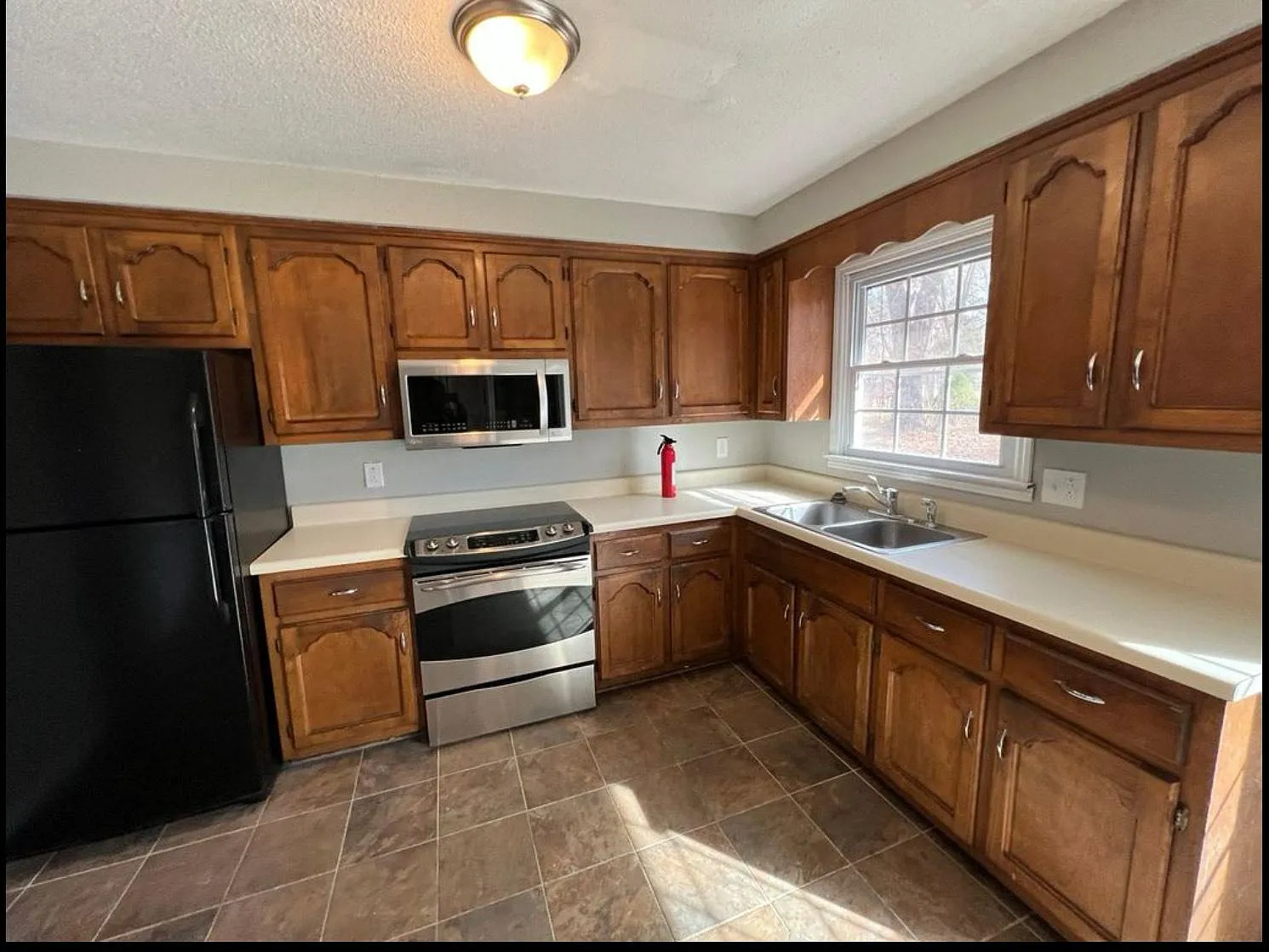 4 bed, 2.5 bath, 1396 sqft, $1,600 — Photo 2