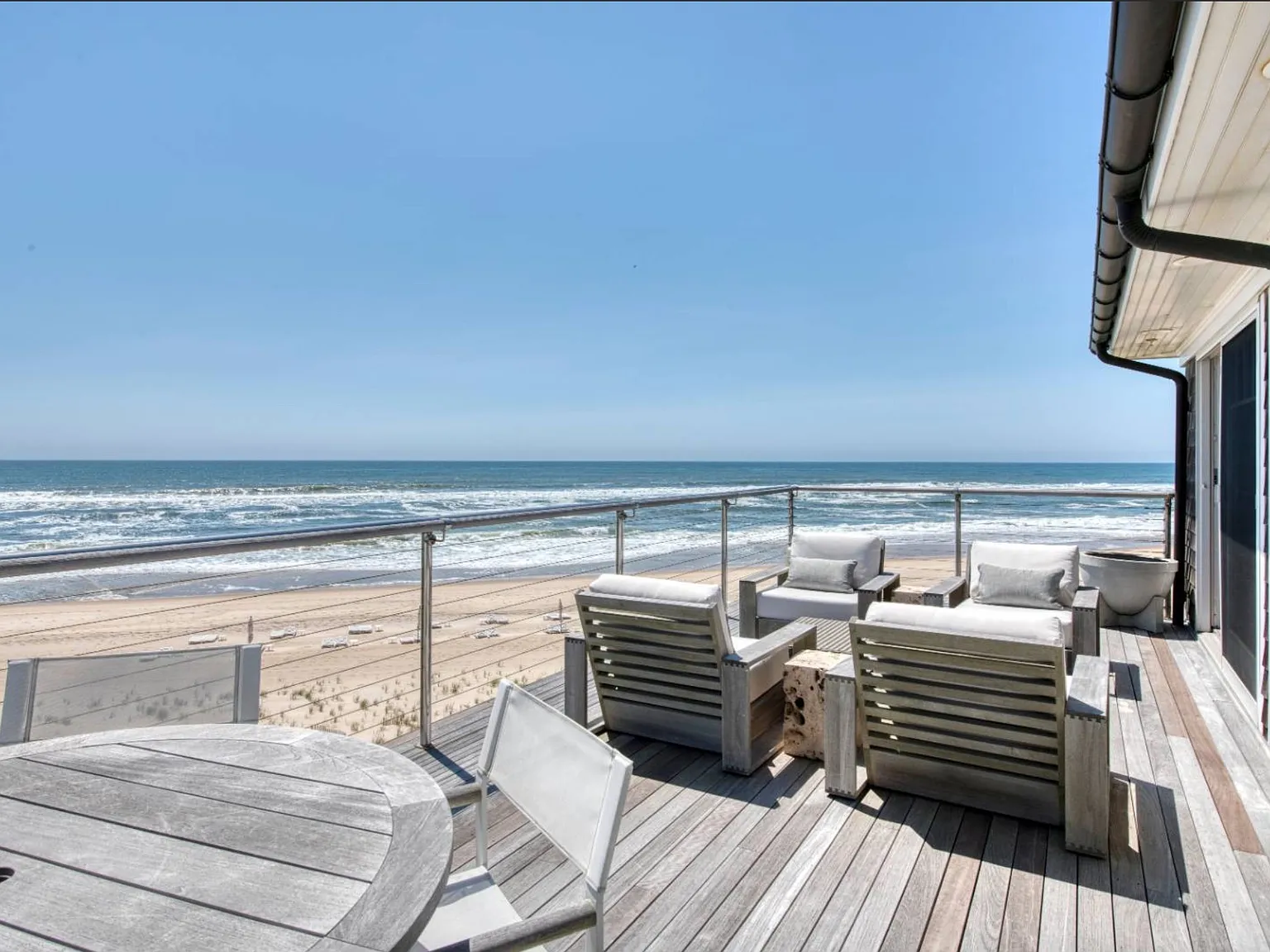 Gurney's Oceanfront - Luxury Four Bedroom Unit — Photo 1