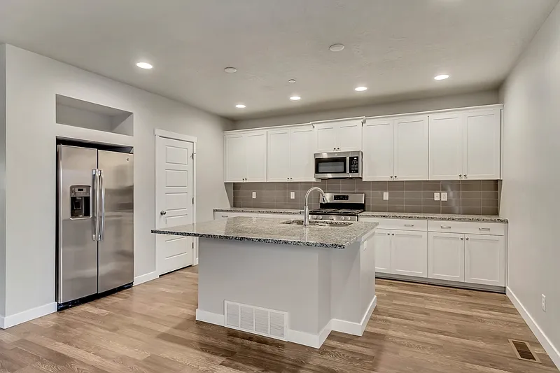 4 bed, 3.5 bath, 2538 sqft, $2,750 — Photo 3