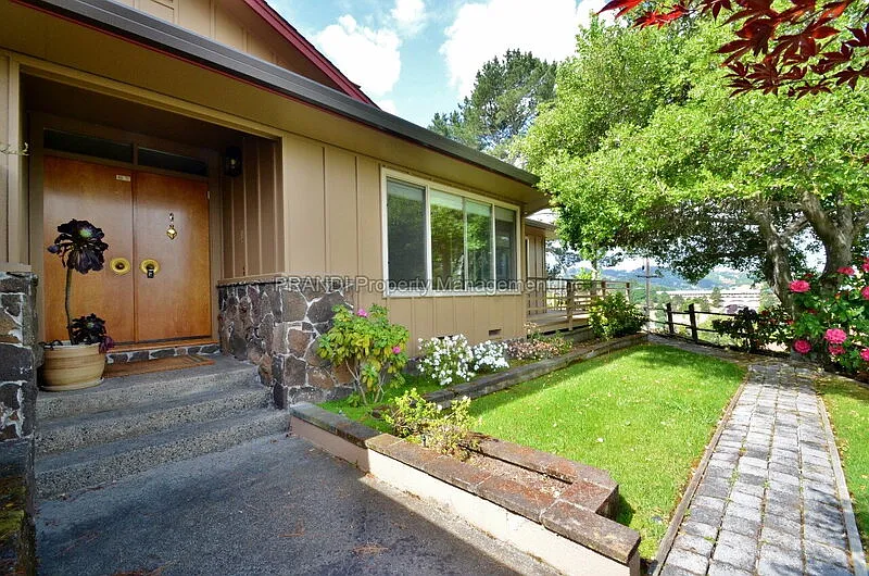 4 bed, 2.5 bath, 2274 sqft, $6,500 — Photo 2
