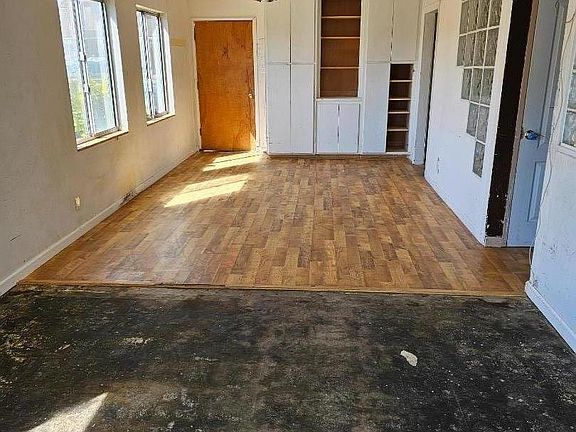 3rd image of 105 Francisco Dr