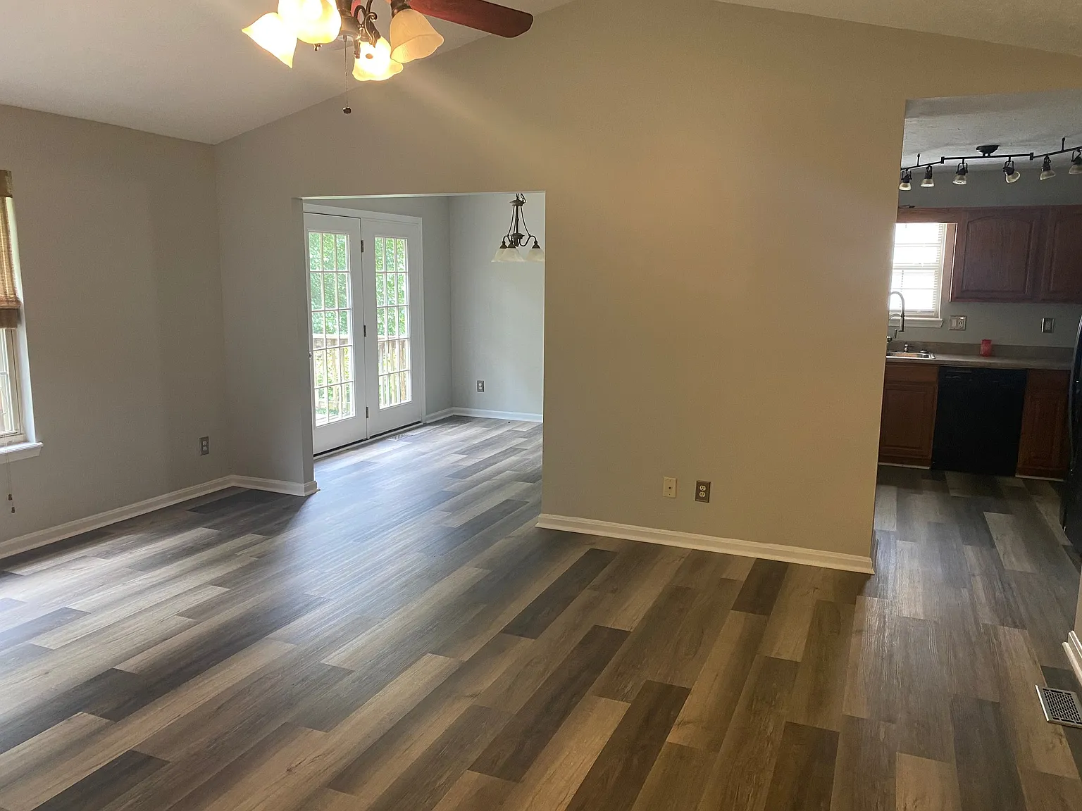3 bed, 2400 sqft, $2,195 — Photo 3