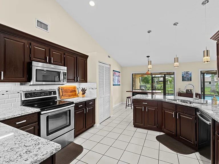 1707 Primrose Ln — Photo 10
