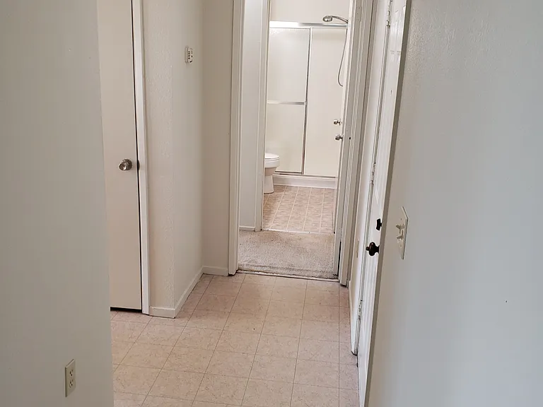 Sunset Vista Apartments — Photo 42