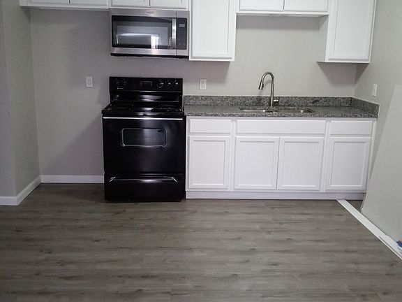 2nd image of 2211 N Elm St #5