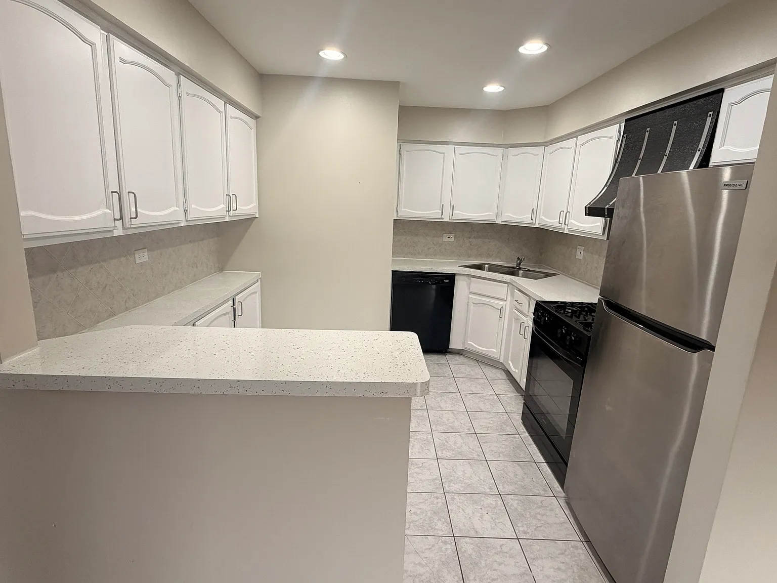 2 bed, 1.5 bath, 900 sqft, $1,790 — Photo 3