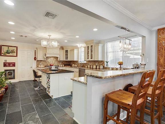 4th image of 5839 Bellaire Dr