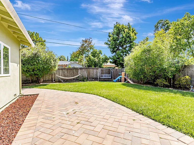 1070 Morningside Dr — Photo 30