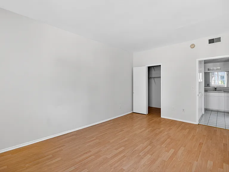 Woodman Ave Apartments — Photo 64