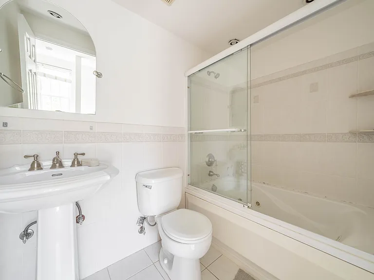 10 Forestview Ct — Photo 1