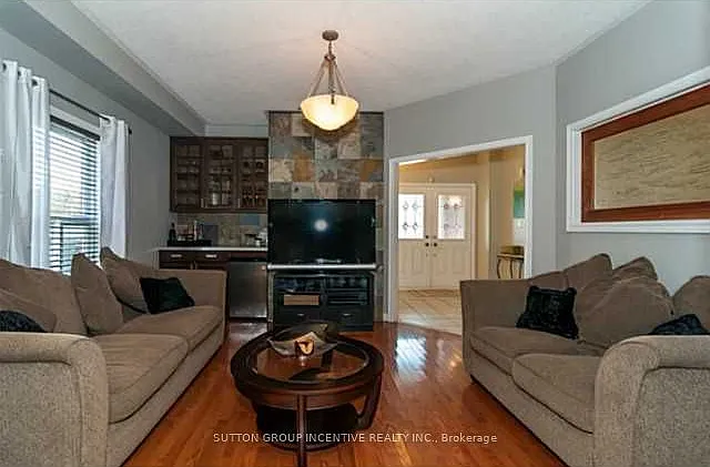 4 bed, $3,200 — Photo 2