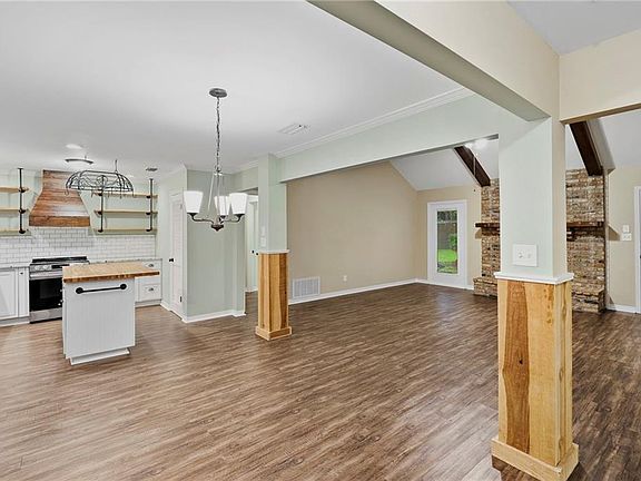 2nd image of 107 Sandlewood Cir N