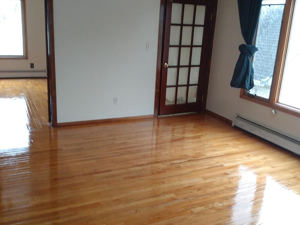 2nd image of 120 Elm St #Top