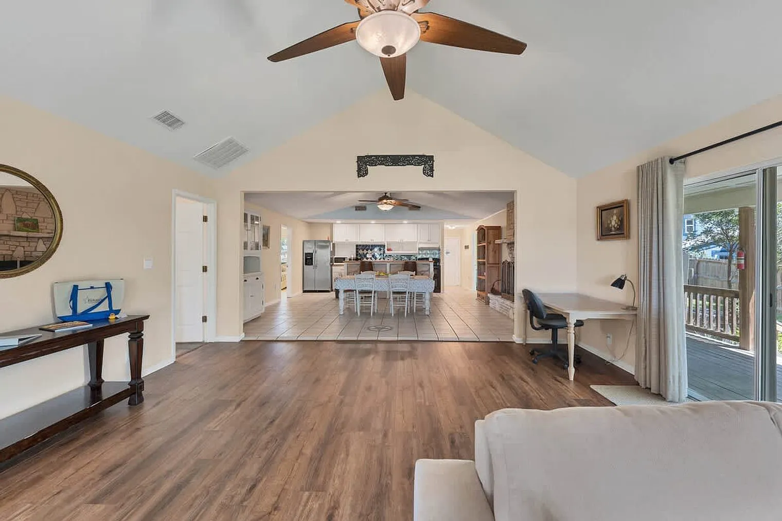 3 bed, 2.0 bath, 2195 sqft, $4,724 — Photo 3