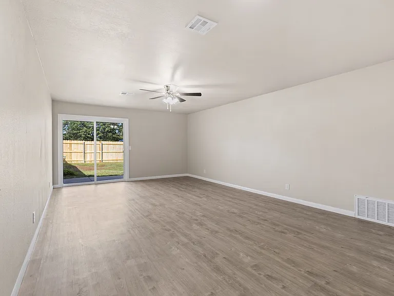 1600 W Madison St — Photo 4