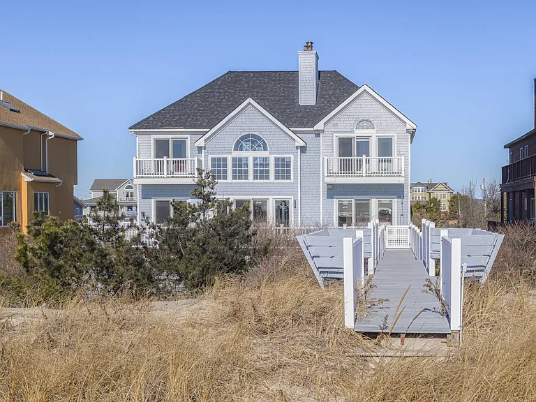 817 Dune Rd — Photo 2