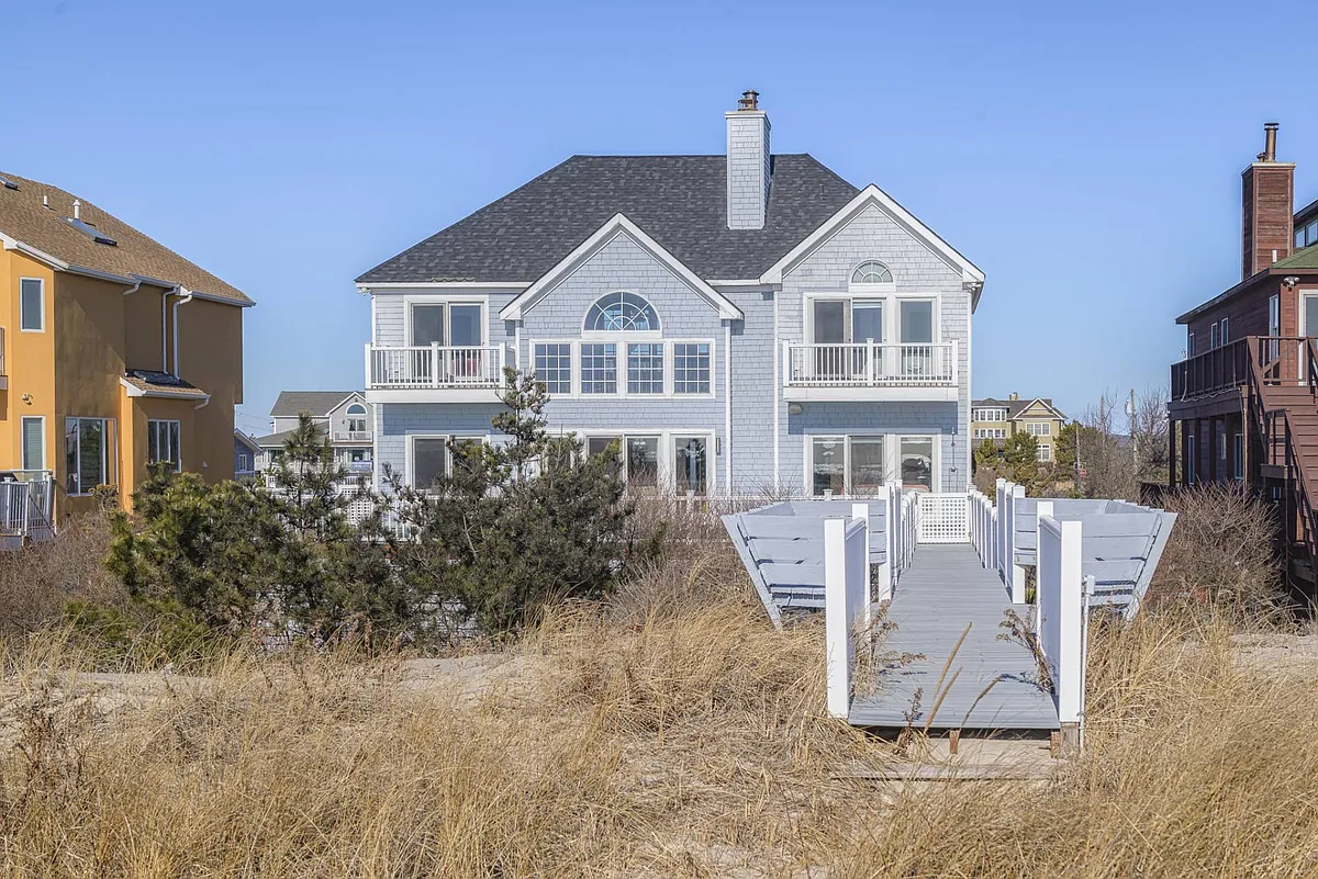 Building Photo - 817 Dune Rd