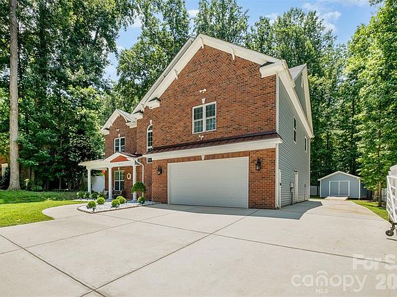 2nd image of 8418 Knollwood Cres