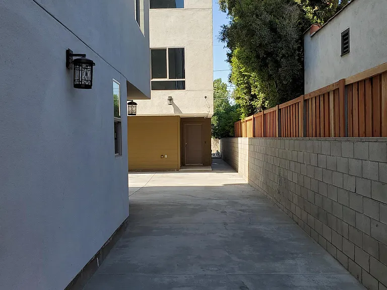 10937 Hesby St — Photo 45