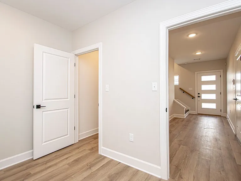 1220 W 4th St — Photo 10