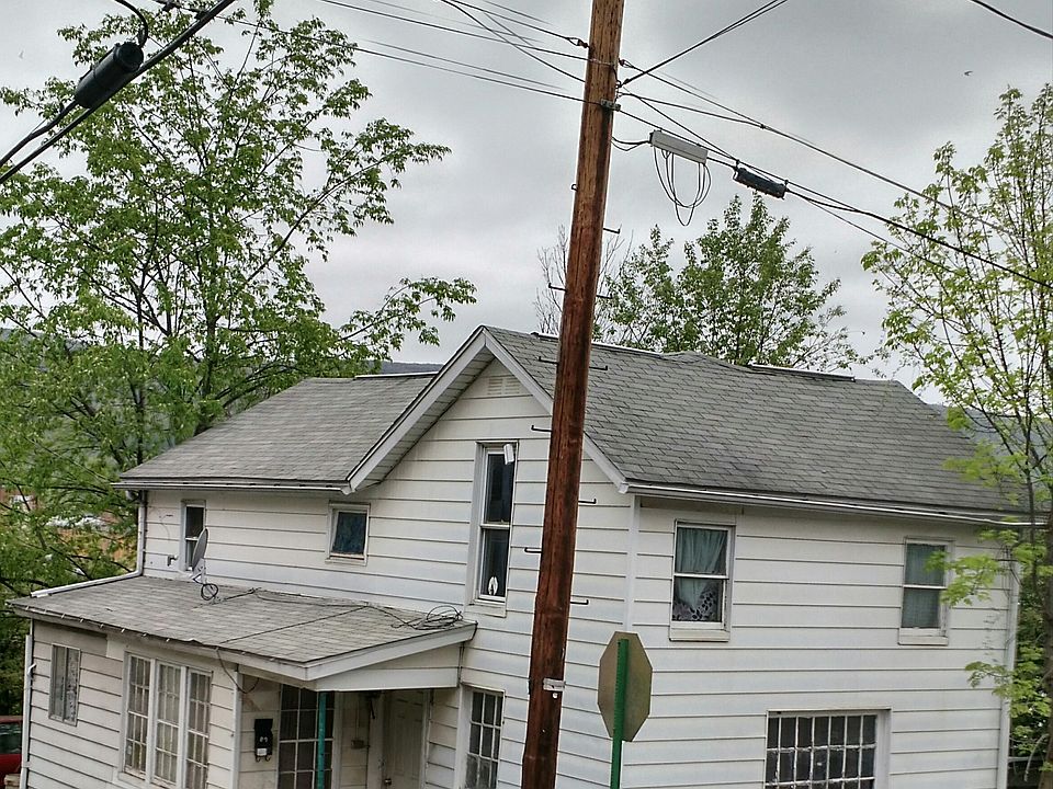 corner lot w/ 2 extra lots