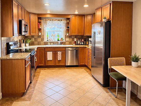 4th image of 2806 Sarah St #A