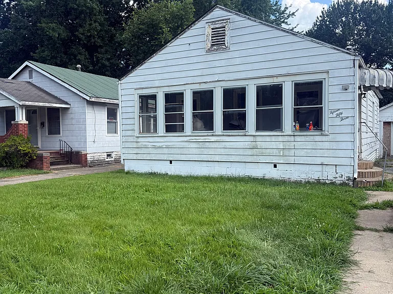 1553 E Walnut St — Photo 1