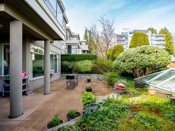 1765 Marine Dr #204, West Vancouver, BC V7V 1J5