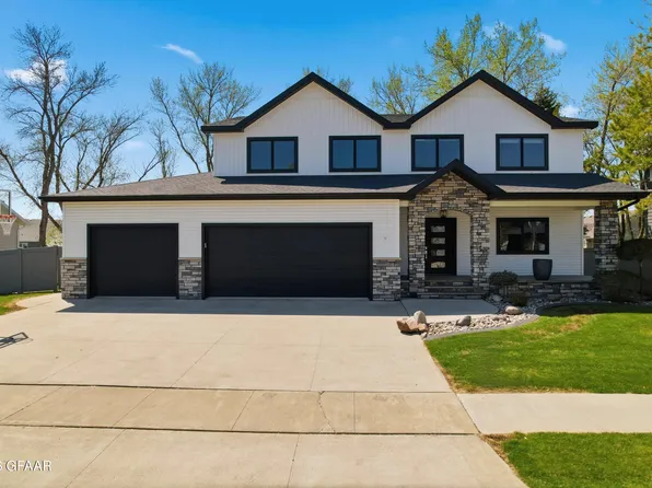 5553 Charlie Ray Dr, Grand Forks, ND 58201