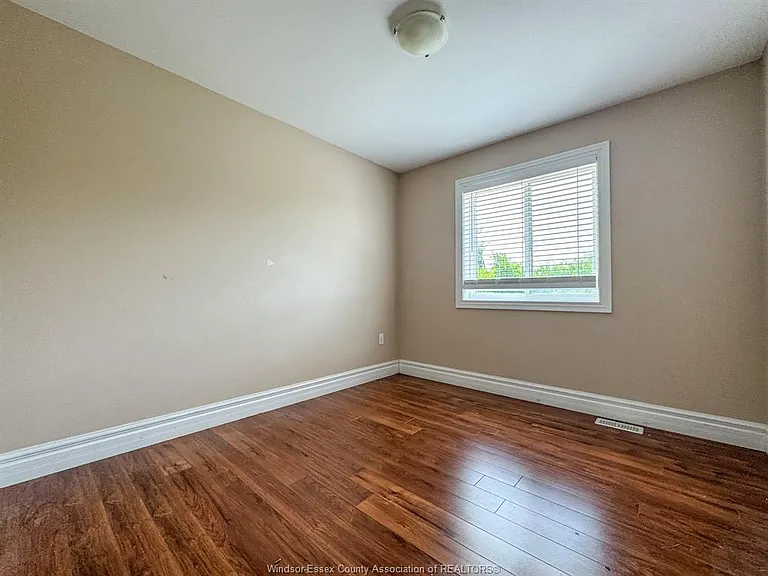 4583 Helsinki Cres — Photo 21