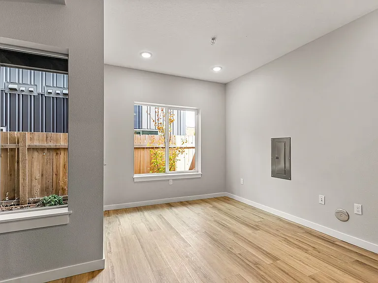 7150 N Greenwich Ave #6 — Photo 8