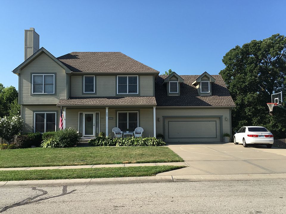 Front w/ 3-wide driveway