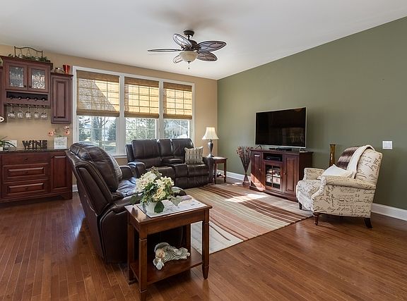 3rd image of 765 Pleasant Dr