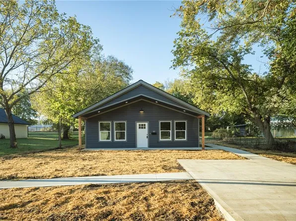 305 E Pacific St, Pacific, MO 64040