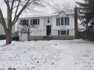 6562 Royal Pkwy N, Lockport, NY 14094