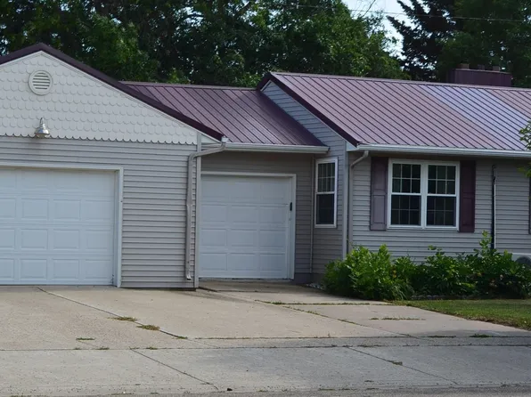 308 1st St E, Bottineau, ND 58318