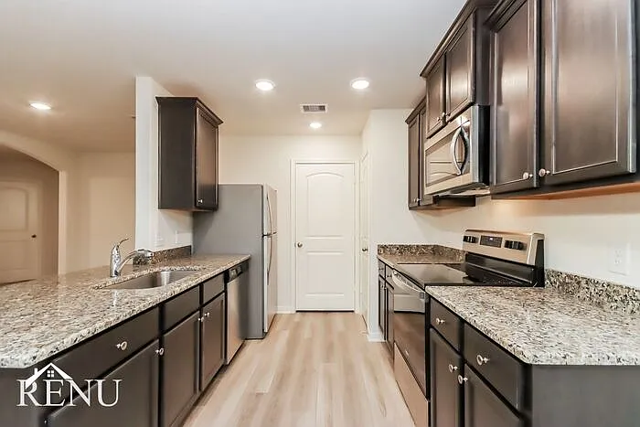 3 bed, 2.0 bath, 1414 sqft, $1,575 — Photo 3
