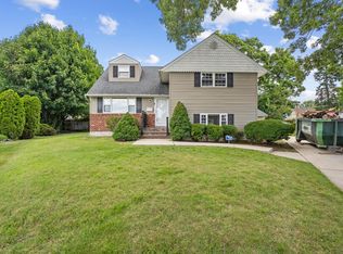 12 Dale Ct, Hicksville, NY 11801