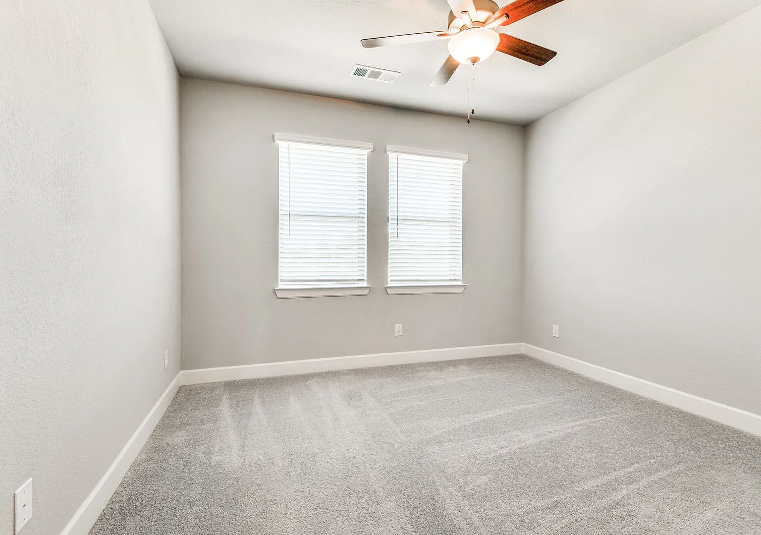 Luxury 3-Story Home in Las Colinas $100 Monthly Incentive for an 18-Month Lease — Photo 3