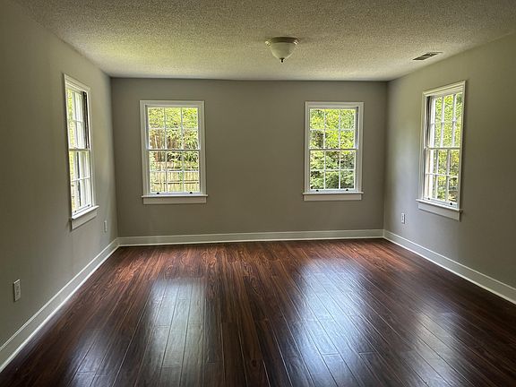 4th image of 702 Simmons Ave